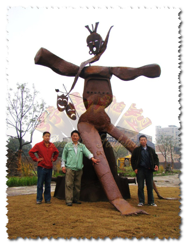           上海国际节能环保园，即第二届上海国际钢雕艺术节所在钢雕公园，利用废弃钢材进行艺术组合与加工，变废为宝，成为千古佳作。我们在人们的无比惊讶中，怀着无限的激情完成了此项创作工程，在中国环保工作中，有着划时代的历史意义！从此，已宣布倒闭的上海铁合金厂，不再是门可罗雀，也不再是残桓断壁，不再是一片废墟，而是被改造成了一个令无数文人墨客、旅游团体、艺术工作者慕名前往的钢雕公园。。。。制作于2008年。