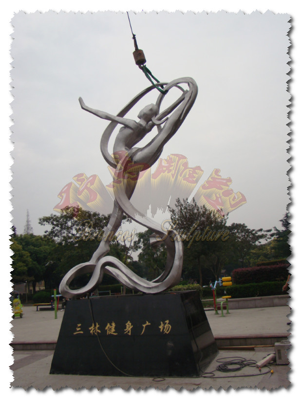           上海三林健身广场，也是三林社区文化中心，长期以来被用作市民锻炼身体以及休闲的好场所，我们为此公园进行了改造，打造了一批运动雕塑，有效地增加了健身广场的气氛，号召人们积极锻炼身体，增强体质，也为三林镇带来了更多的旅游资源雕塑的塑造精准，动态优美，男人体的强健，女人体的柔美，尽情地得到释放！冰冷的不锈钢材质，在此时不再冰冷，而是温暖柔和，深沉的铜材质，对于运动人体的坚实基础作出了恰到好处的诠释！雕塑与绿化的完美结合，与石材地面的巧妙组合，都实现了对环境的合理补充！也实现了艺术家心中的梦想！！制作于2009年。