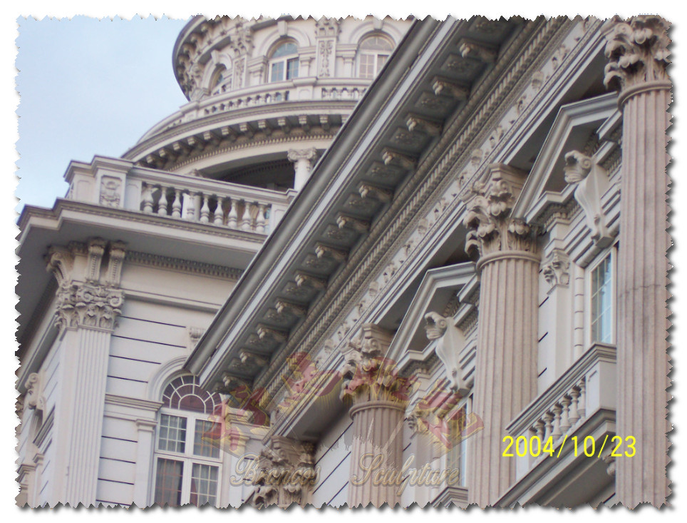                大型欧式建筑，仿白宫的整体造型，纯欧式的结构，成为上海乃至全国欧式建筑的楷模！曾经荣获全国建筑设计优秀奖，是古典与现代的完美结合！那一根根高大的罗马柱，那一个个精雕细刻的克林斯式柱头，那一条条花纹精细的屋檐线、腰带线，那造型精美的梁托、窗套门套，，以及吊顶的花纹、浮雕，处处都透着深厚的雕塑技艺！巴洛克艺术无处不在！我们以雕塑的手法来做建筑，成功地完成了一件巨大的艺术品的创作，在国内艺术界，掀起了欧式建古典筑热潮！无数优秀的设计师，纷纷效仿！整套工程历时一年多，在精益求精的心态下，我们完成了一个划时代的任务！在中国艺术史上留下深深的痕迹！雕塑参与者：龚京波、王思玺、刘宏亮等。施工时间：1999--2000年。