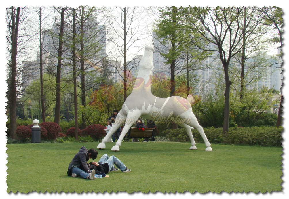 抽象马雕塑