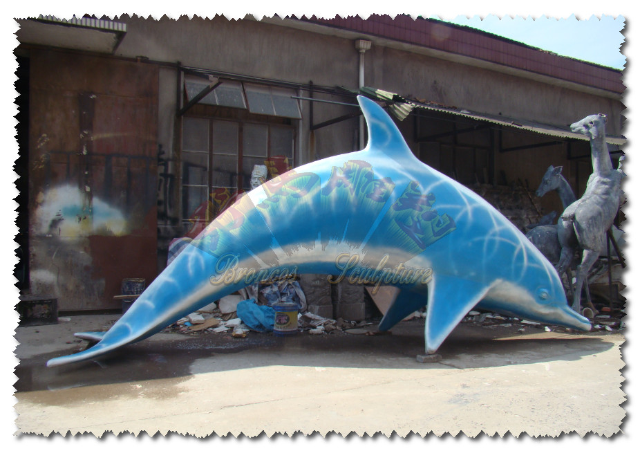 海豚彩绘雕塑