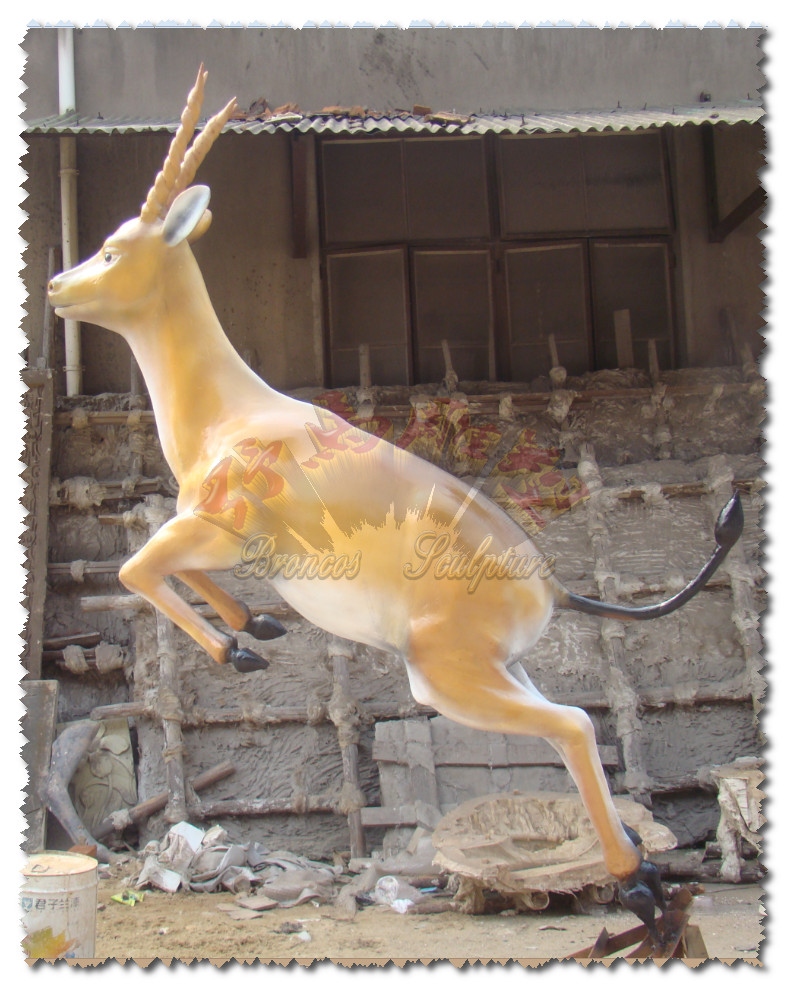 受惊的小鹿雕塑