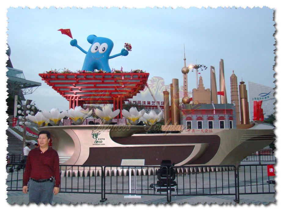           国庆60周年天安门，上海彩车以造型简洁、色彩朴素但不失尊贵的设计而脱颖而出与众多彩车中，那可爱的海宝站在游轮顶部眼圈转动着,双臂挥舞着,向大家频频挥动国旗和鲜花，向祖国母亲致以节日的祝贺！海宝雕塑和车上的建筑缩微模型与朵朵玉兰花一样，作为上海大城市的标志，谦恭而又自豪，他在告诉人们，世博会即将在上海展开，欢迎大家做客上海！雕塑与机器人的完美结合,赋予了艺术品强有力的生命力,和这次阅兵典礼一样,在人们的记忆中划下深深的痕迹!制作于2009年。 