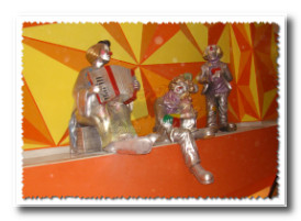 无锡英武百货卡通小丑雕塑--银箔彩绘